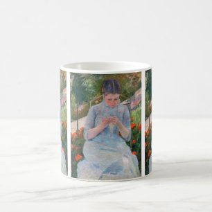 Mary Cassatt - Meisje dat naait in een tuin Koffiemok