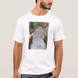Mary Cassatt - Meisje dat naait in een tuin T-shirt