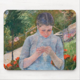 Mary Cassatt - Meisje naait in een tuin Muismat