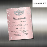 Masquerade rose argent Sweet 16 aimant invitation<br><div class="desc">Pour une Masquerade élégante,  Sweet 16,  16e anniversaire. Un arrière - plan rose vif. Décoré de parties scintillant en faux argent,  de mousseux et d'un masque masqué. Personnalisez et ajoutez un nom,  un âge et des détails de la fête. Le nom est écrit avec un script de style manuscrit</div>