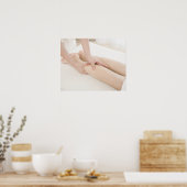 Massagetherapeut die voetmassage toepast poster (Keuken)