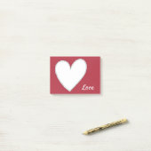 Massieve rode liefde met wit hart post-it® notes (Op bureau)