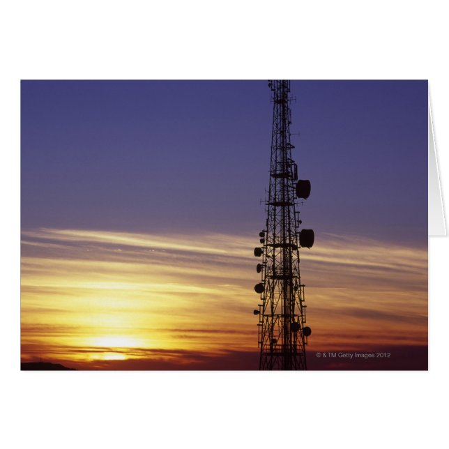 Mast de télécommunications au coucher du soleil (Devant horizontal)
