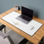 Mat de bureau minimaliste or blanc Script Monogram<br><div class="desc">Un élégant tapis de bureau de style moderne et minimaliste,  avec un nom sans serif et d'élégantes initiales en or swash. Pour la maison ou le bureau.</div>
