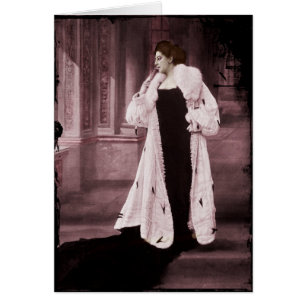 Mata Hari en fourrure blanche