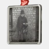 Match-Seller. c.1900 Metalen Ornament (Links)