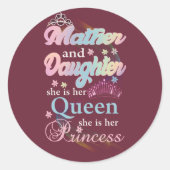 Mather en dochter is haar koningin. ronde sticker (Voorkant)