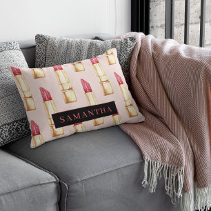 Matig roze en rode lipstick, meisje met naam accent kussen