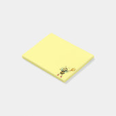 Matig schattige honingbij op geel post-it® notes (Schuin)