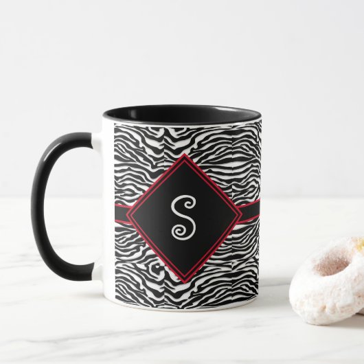 Matig zwart wit Stripe Patroonmonogram Mok (Met donut)