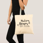 Matron d'honneur Sac fourre-tout - Chic Swirl Scri<br><div class="desc">Votre Matron d'Honneur aimera ce sac fourre-tout personnalisé ! Une police de script tendance et un embellissement tourbillonnant ornent l'avant du sac et en dessous il y a de l'espace pour deux lignes de texte personnalisé - ajoutez le nom de votre Matron d'honneur, votre date de mariage, l'emplacement, etc. Intemporel...</div>
