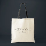 Matron d'honneur Sac fourre-tout | Script moderne<br><div class="desc">Ce sac fourre-tout simple est un cadeau amusant pour vos filles préférées ! Le design minimaliste mais élégant est parfait pour la mariée moderne. Doté d'un script de signature manuscrit avec une simple police sans-serif. Personnalisez ce sac avec le nom de votre matron d'honneur en cliquant sur "Détails" en regard...</div>