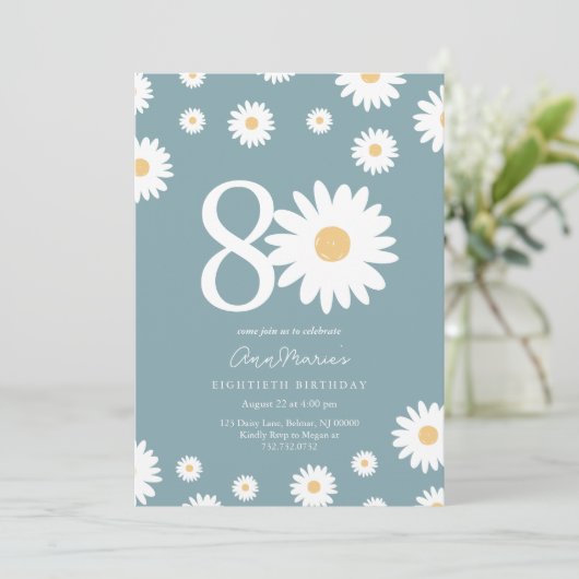 Matte Blue Daisy 80ste verjaardag uitnodiging (Staand voorkant)