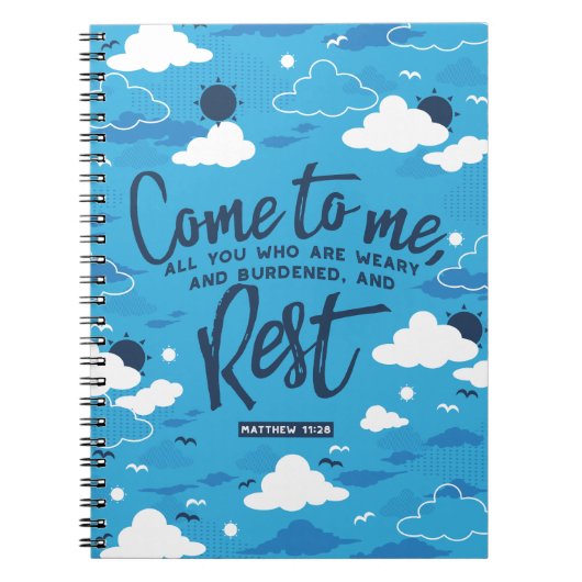 Matthew 11 Bijbelverse en Blue Cloud Sky Pattern Notitieboek (Voorkant)