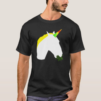 Mauvaise herbe mangeant le T-shirt de licorne