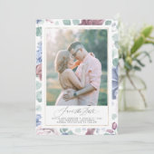 Mauve Dusty Blue Floral Enregistrer La Date Carte  (Debout devant)