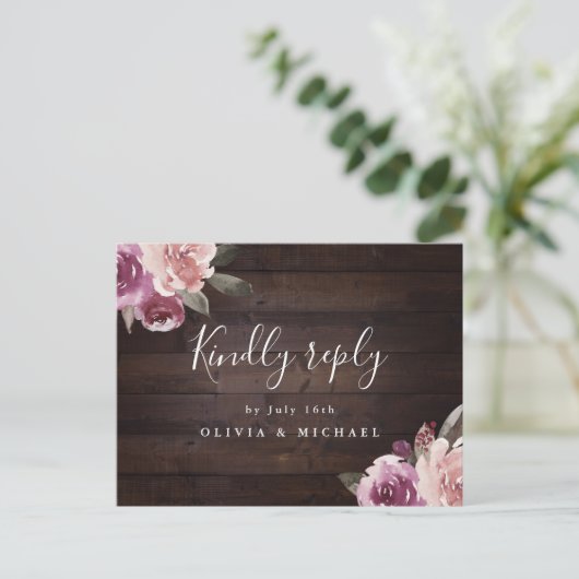 Mauve paarse floral rustic wood bruiloft rsvp uitnodiging briefkaart (Staand voorkant)