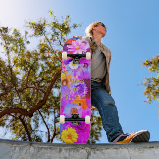 Maximalistische vette levendige bloemencollage skateboard