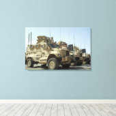 MaxxPro-mijnbestendig motorvoertuig tegen hinderla Canvas Afdruk (Insitu (Houten vloer))