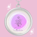 May Lily du Collier de Vallée - Personnalisé<br><div class="desc">Célébrez la beauté et la grâce de May avec notre "May Lily of the Valley Necklace". Cette pièce exquise présente la délicate et parfumée Lily de la Vallée, symbole de bonheur et de pureté, dressée contre un cercle apaisant de couleur lavande. Personnalisez-le avec un nom dans une police élégante pour...</div>