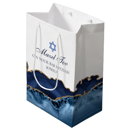 Mazel Tov Chic Blue Gold Gepersonaliseerde vleermu Medium Cadeauzakje (Voorkant Gekanteld)