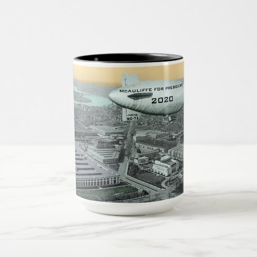 McAuliffe pour Président 2020 comic mug blimp DC (Centre)