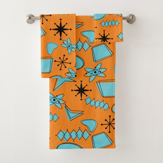 MCM Atomic Shapes Turquoise op Sinaasappel Bad Handdoek (Insitu)