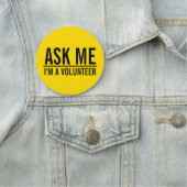 Me demander | Badge volontaire jaune (En situation)
