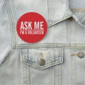 Me demander | Badge volontaire rouge (En situation)