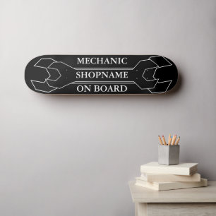 Mechanicus aan boord skateboard