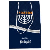 MED Modern Blue en White Hanukkah Custom Name Medium Cadeauzakje (Voorkant)