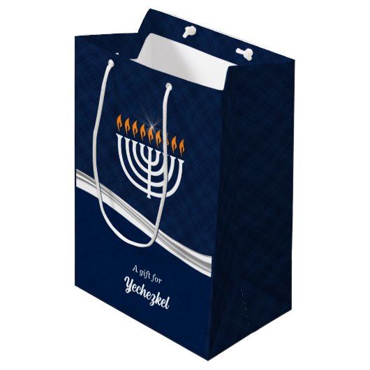 MED Modern Blue en White Hanukkah Custom Name Medium Cadeauzakje (Voorkant Gekanteld)