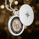 Médaillon Avec Fermoir 28e anniversaire du Mariage de lin élégant<br><div class="desc">Célébrez le 28e anniversaire du mariage avec ce lieu commémoratif! Un élégant lettrage noir et blanc avec des confettis hexagonaux sur un arrière - plan de lin blanc cassé ajoute une touche mémorable pour cette occasion spéciale et une étape extraordinaire. Customisez avec les initiales du couple, un message spécial et...</div>