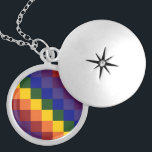 Médaillon Avec Fermoir à damiers arc-en-ciel<br><div class="desc">Célébrez votre Fierté, votre soutien ou votre amour de la couleur avec ce cool à damiers motif arc-en-ciel. Chaque rangée de carrés de couleur arc-en-ciel déplace un carré à droite pour créer un motif à damiers coloré. Les carrés de rouge, d'orange, de jaune, de vert, de bleu, d'indigo et de...</div>