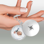 Médaillon Avec Fermoir Baby Boy Photo Happy 1st Mothers Day Custom Year<br><div class="desc">Un élégant emplacement photo pour la première journée de mère de la nouvelle maman est un charmant gardien et un trésor intemporel pour l'usure quotidienne. Le modèle est configuré pour que vous puissiez ajouter votre propre photo et vous pouvez également modifier tout le texte si vous le souhaitez. L'exemple de...</div>