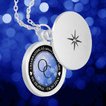 Médaillon Avec Fermoir Chic 45ème 51ème 65ème anniversaire de Mariage Sap<br><div class="desc">Célébrez les 45e, 51e ou 65e anniversaire de mariage avec ce lieu commémoratif! Un élégant lettrage noir et blanc avec des confettis hexagonaux sur un arrière - plan bleu saphir ajoute une touche mémorable pour cette occasion spéciale et une étape extraordinaire. Customisez avec les initiales du couple, un message spécial...</div>