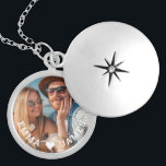 Médaillon Avec Fermoir Cute Love Heart Photo Couples Noms personnalisés<br><div class="desc">Cute Love Heart Photo Couples Noms Personnalisés Le collier contient votre photo préférée avec un coeur d'amour et personnalisée avec vos noms en écriture blanche moderne. Personnalisez en modifiant le texte dans la zone de texte fournie et en ajoutant votre propre image. Cadeaux parfaits pour les couples, copine, femme, amoureuse...</div>