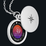 Médaillon Avec Fermoir Élégant 39e anniversaire du Mariage d'âge<br><div class="desc">Commémorez le 39e anniversaire du mariage avec cet élégant emplacement! Élégant lettrage noir et blanc sur un tourbillon, orange brûlé à violet profond arrière - plan ajouter une touche mémorable pour cette occasion spéciale et extraordinaire jalon. Customisez avec les noms du couple heureux, et les dates de leur anniversaire d'agate....</div>