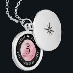 Médaillon Avec Fermoir Élégant 5ème anniversaire Mariage de quartz Rose<br><div class="desc">Commémorez le 5ème anniversaire du mariage avec cet élégant emplacement! Un élégant lettrage noir et blanc avec des confettis hexagonaux sur un arrière - plan rose riche ajoute une touche mémorable pour cette occasion spéciale et cette étape importante. Customisez avec les noms du couple heureux, et les dates de leur...</div>