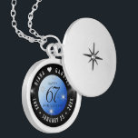 Médaillon Avec Fermoir Élégant 67e anniversaire Mariage de Star Sapphire<br><div class="desc">Célébrez le 67e anniversaire de mariage avec style avec ce lieu commémoratif! Un élégant lettrage noir et blanc avec des étoiles stylisées scintillant sur un arrière - plan bleu saphir ajoute une touche mémorable pour cette occasion spéciale et une étape extraordinaire. Customisez avec les noms du couple heureux, et ajoutez...</div>