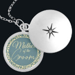 Médaillon Avec Fermoir Elégant bleu et feuille de crème Mère de la chambr<br><div class="desc">Ce très bel emplacement est un accessoire spécial conçu pour la Mère de la Salle. Le casier est décoré dans un style classique bleu et crème avec un motif en feuille couleur crème à l'intérieur, ajoutant une touche d'élégance et de beauté naturelle. Le message caché à l'intérieur est une touche...</div>