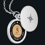 Médaillon Avec Fermoir Élégante 5ème anniversaire de Mariage de bois<br><div class="desc">Commémorez le 5ème anniversaire du mariage avec cet élégant emplacement! Un élégant lettrage noir et blanc sur un arrière - plan de grains de bois clair et imitation ajoute une touche mémorable pour cette occasion spéciale et cette étape importante. Customisez avec les noms du couple heureux, et les dates de...</div>