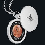 Médaillon Avec Fermoir Élégante 8ème anniversaire du Mariage de bronze<br><div class="desc">Commémorez le 8ème anniversaire du mariage avec cet élégant emplacement! Un élégant lettrage noir et blanc avec des confettis hexagonaux sur un arrière - plan de feuille de bronze ajoute une touche mémorable pour cette occasion spéciale et cette étape importante. Customisez avec les noms du couple heureux, et ajoutez des...</div>
