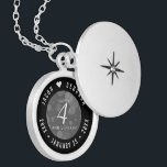 Médaillon Avec Fermoir Élégante fête du 4e anniversaire du Mariage de lin<br><div class="desc">Commémorez le 4ème anniversaire du mariage avec cet élégant emplacement! Elégant serif blanc et sans serif lettrage avec des confettis hexagonaux sur une ligne grise arrière - plan ajouter une touche mémorable pour cette occasion spéciale et jalon. Customisez avec les noms du couple heureux, et les dates de leur anniversaire...</div>