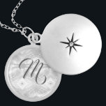 Médaillon Avec Fermoir Faux-Satin<br><div class="desc">Le design se compose d'un arrière - plan blanc imitation satin,  créant un look élégant. Le monogramme du destinataire est affiché en tant que conception centrale. Fait un beau cadeau pour femme de ménage ou femme de ménage d'honneur. Conçu pour coordonner avec la suite Mariage catholique Faux-Satin.</div>