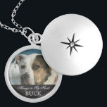 Médaillon Avec Fermoir Garde-photo personnalisable Pet Memorial<br><div class="desc">Le collier de mémorial personnalisé pour animaux de compagnie pour amoureux des animaux est prêt pour vous de créer votre propre cadeau photo souvenir. Pour les propriétaires d'animaux de compagnie qui refusent la perte d'un animal de compagnie et d'un ami qui traversent le pont arc-en-ciel, il lit Toujours dans mon...</div>