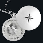 Médaillon Avec Fermoir Localisation de Damask Photo Couple<br><div class="desc">Ce dossier photo plaqué argent est prêt pour vous à insérer votre propre photo et changer le texte. Cet adorable collier est parfait comme cadeau pour les amis et la famille, ou acheter un pour vous-même. L'image et le texte sont entièrement personnalisables. Cliquez sur "personnaliser" pour ajuster la taille de...</div>