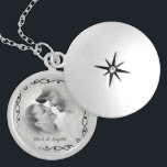 Médaillon Avec Fermoir Localisation de Damask Photo Couple<br><div class="desc">Ce dossier photo plaqué argent est prêt pour vous à insérer votre propre photo et changer le texte. Cet adorable collier est parfait comme cadeau pour les amis et la famille, ou acheter un pour vous-même. L'image et le texte sont entièrement personnalisables. Cliquez sur "personnaliser" pour ajuster la taille de...</div>