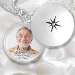 Médaillon Avec Fermoir Marche avec moi aujourd'hui, papa ! Mariage, Photo<br><div class="desc">"Papa, je sais que tu es à mes côtés. Aujourd'hui et toujours !" Personnalisé, Photo, Texte, Collier Mariage Memorial Locket. Personnaliser ce pendentif est rapide et facile - il suffit de télécharger votre photo préférée, modifier le texte si désiré, et vous avez terminé en moins d'une minute! Gardez le souvenir...</div>