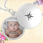 Médaillon Avec Fermoir Meilleure maman jamais photo<br><div class="desc">Moderne, élégant et élégant collier Best Mommy Ever avec modèle photo personnalisé. Ce design comprend une photo personnalisée avec le libellé "meilleure maman jamais" avec une combinaison de calligraphie et de script de typographie. Parfait pour les mamans à l'anniversaire, la fête de la mère, les réunions de famille et autres...</div>